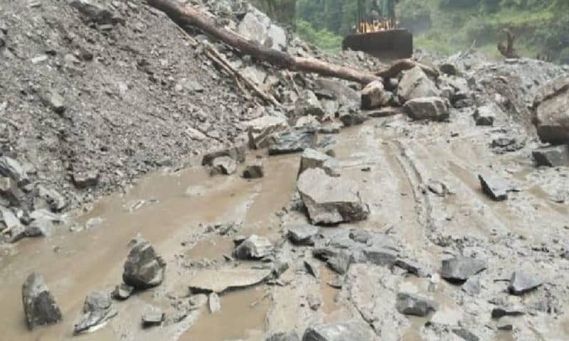 कृष्णभिर नजिकै पहिरो खसेपछि पृथ्वी राजमार्ग एकतर्फी