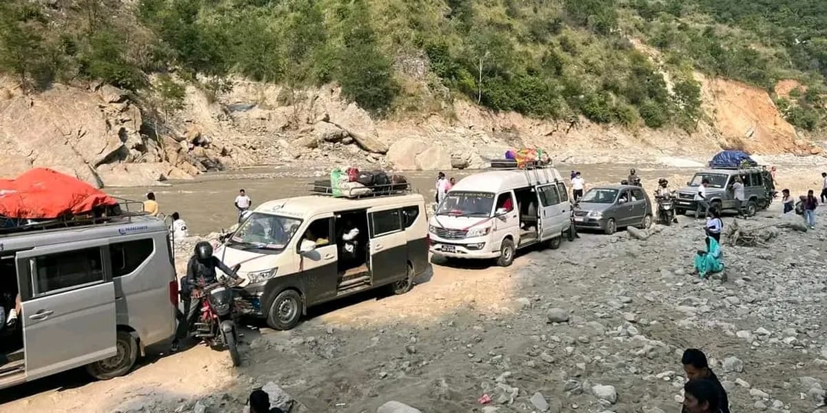 अवरुद्ध बीपी राजमार्ग खुलाउने प्रयास जारी