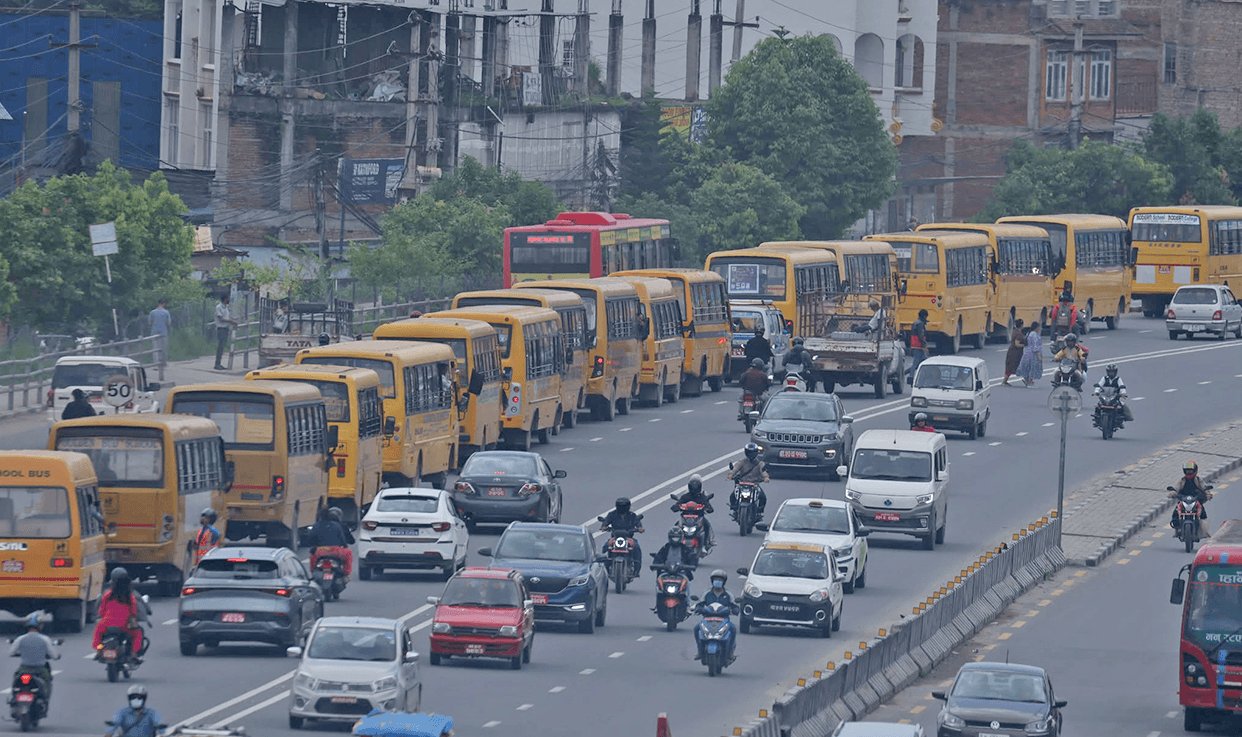 निजी विद्यालय सञ्चालकहरूको स्कुल बस र्‍याली, शिक्षा विधेयक सच्याउन दबाब
