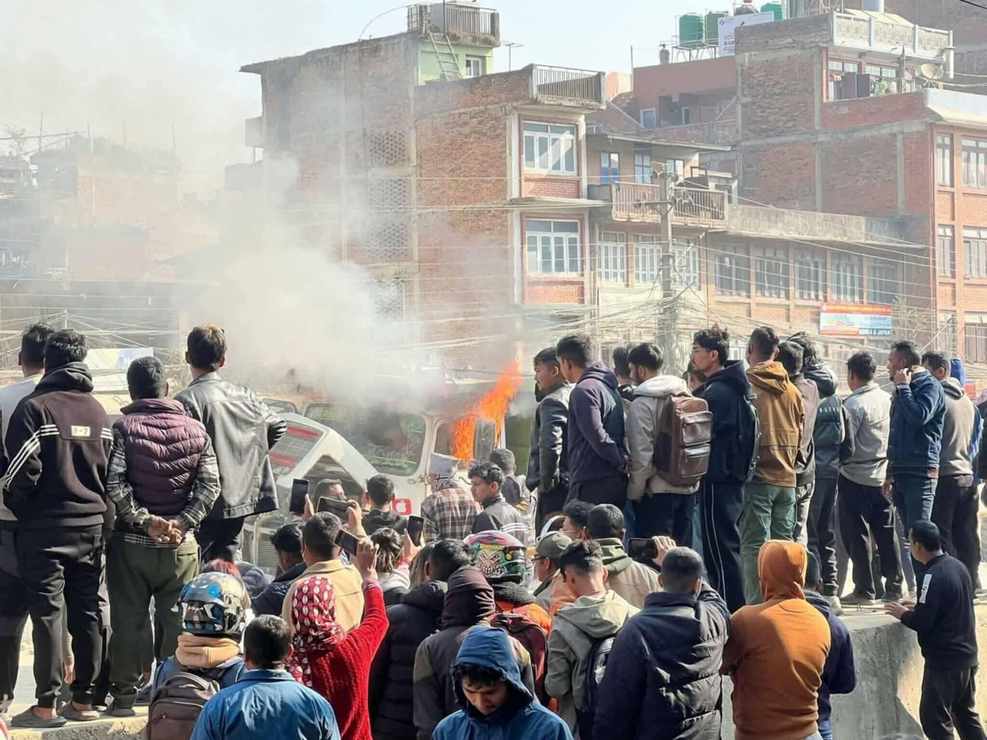 बनेपामा टिपर–स्कुटर ठक्कर: एकको ज्यान गयो, आक्रोशित स्थानीयद्वारा टिपरमा आगजनी