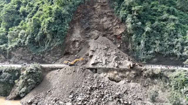 विपत्तिको छायामा दसैँ: बाढीपहिरोले सडक अवरुद्ध, घर फर्किने यात्रुलाई सास्ती