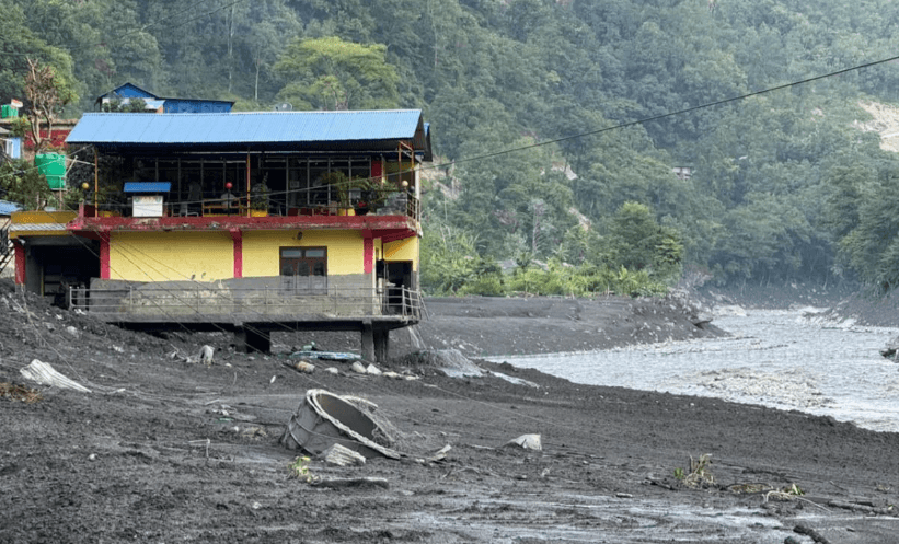 बुढीगण्डकी बाढीले क्षतिग्रस्त सोती बजारलाई पुरानै लयमा फर्काउने प्रयास, सरसफाइमा जुटे स्थानीय