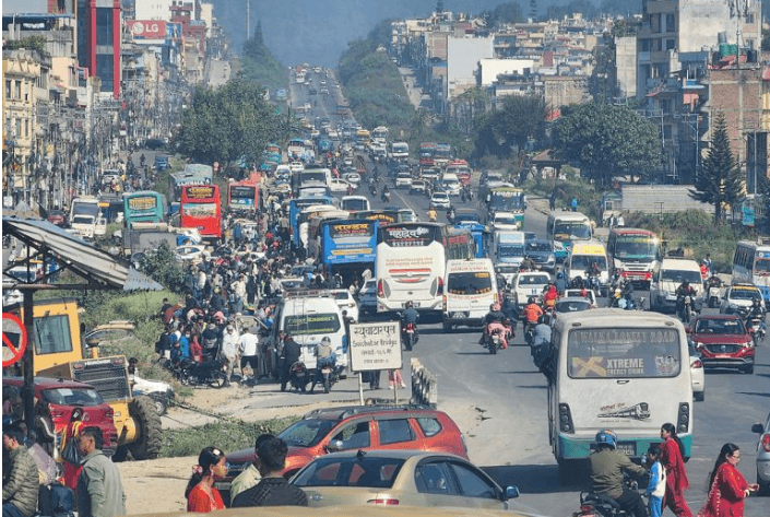 दशैं बिदा सकिएसँगै काठमाडौं फर्किनेको चाप बढ्यो, उपत्यकामा चहलपहल फर्कियो (तस्वीरहरू)