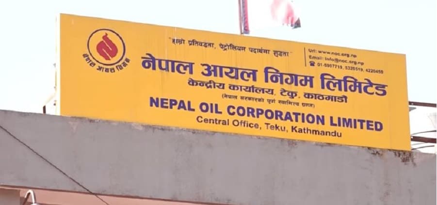 इन्धन महँगो भएको आलोचनामा निगमको जवाफ: ‘कच्चा तेल होइन, प्रशोधित मूल्यसँग तुलना गर्नुस्’